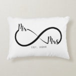 Coussins Décoratifs M. et Mme Symbole Infini Blanc<br><div class="desc">Joli coussin d'accentuation de symbole d'infini de M. et Mme pour un cadeau de mariage ou de pendaison de crémaillère pour jeunes mariés. Personnalisez les couleurs et ajoutez la date de l'anniversaire de mariage des mariés.</div>