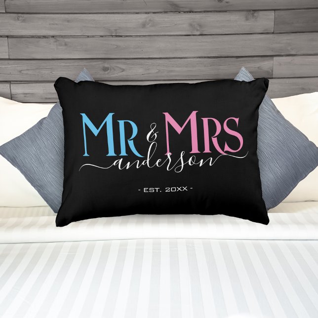 Coussins Décoratifs M. & Mme Newlysée Couple Mariage Anniversaire Noir (Mr & Mrs Newlywed Couple Wedding Anniversary Blue Pink and Black Accent Pillow)