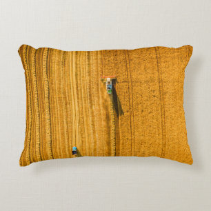 Coussins Décoratifs Machine de moissonneuse travaillant sur le terrain