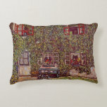 Coussins Décoratifs Maison de Guardaboschi par Gustav Klimt, Art Vinta<br><div class="desc">La Maison de Guardaboschi (1912) de Gustav Klimt est une peinture vintage de l'époque victorienne sur le symbolisme des beaux-arts. Vue extérieure d'une maison de campagne avec des fleurs et des plantes aux fenêtres et du lierre qui pousse sur les murs. Un banc bleu se trouve en haut de la...</div>