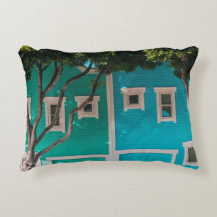 Coussins Décoratifs Maisons vertes et bleues à côté des arbres sur le 
