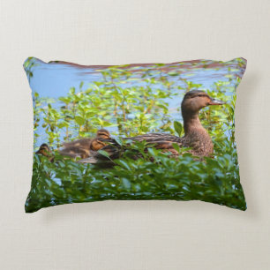 Coussins Décoratifs Mallard et canettes-Natation par Shirley Taylor