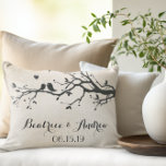 Coussins Décoratifs Mariage personnalisé Date Anniversaire Inséparable<br><div class="desc">Joli inséparables de silhouette orientés simplicité sur les branches de germination Couple's Names Mariage Date Anniversaire garder l'Accent Vintage design Coussin.</div>