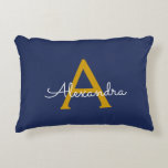 Coussins Décoratifs Marine Blue Gold Modern Script Girl Monogramme Nom<br><div class="desc">Nom et Coussin initial du monogramme bleu et or de la marine. La coussin fait le cadeau parfait pour 16 ans,  mariage,  douche nuptiale,  baby shower ou bachelorette pour quelqu'un décorant sa chambre en or rose.</div>
