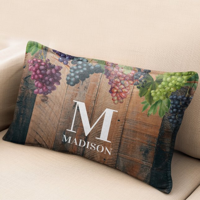 Coussins Décoratifs Monogramme de bois et de raisins rustiques (Rustic Vineyard Wood & Grapes Monogram Accent Pillow)