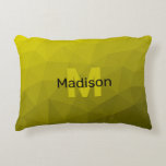 Coussins Décoratifs Motif en maille géométrique gris foncé jaune<br><div class="desc">Monogramme Personnalisez avec votre initiale et votre nom personnalisés. Motif de maillage géométrique dégradé d'or jaune. Triangle maillage géométrique avec dégradé noir foncé jaune clair. motif,  ombre,  maillage,  triangles,  géométrie,  géométrique,  dégradé,  cool,  triangle,  lumineux,  motif,  numérique,  jaune,  or,  noir</div>