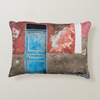 Mur coloré avec porte bleue