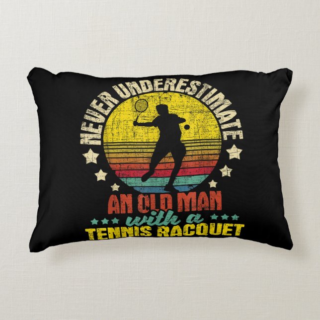 Coussins Décoratifs Ne jamais sous-estimer un vieil homme - Tennis Rac (Devant)