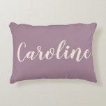 Coussins Décoratifs Nom personnalisé Dusty Purple Script minimaliste<br><div class="desc">Ajoutez une touche personnelle à votre espace grâce à cet élégant coussin d'accent personnalisé. Doté d'un arrière - plan mauve doux et d'une typographie stylée, ce coussin est parfait pour les chambres, les salons, les dortoirs ou les crèches. Un cadeau réfléchi et unique pour les anniversaires, les ménagères ou les...</div>