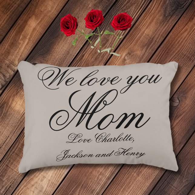 Coussins Décoratifs 'Nous t'aimons Maman' Nom de famille personnalisé  ('We love you Mom' Personalized Family Names Black & Soft Gray Accent Pillow.)