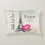 Coussins Décoratifs Ooh La La Paris Tour Eiffel sur Motif Vintage<br><div class="desc">Une coussin avec un joli arrière - plan motif vintage avec des roses et d'autres éléments décoratifs. La partie supérieure est une illustration de la tour eiffel et des trottoirs écrits par Ooh La La. Une impression de rouge à lèvres rose chaud laissée à côté du célèbre repère avec le...</div>