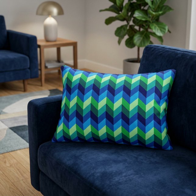 Coussins Décoratifs Oreiller accentué Chevrons Ombré Bleu Vert (Blue Green Ombre Chevrons Accent Pillow on a blue sofa in a modern style living room.)