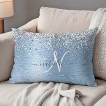 Coussins Décoratifs Parties scintillant en argent brossé bleu Nom du m<br><div class="desc">Personnalisez facilement ce design coussin de tendance chic avec des accents avec une jolie parties scintillant brillante en argent sur un arrière - plan métallique brossé bleu.</div>