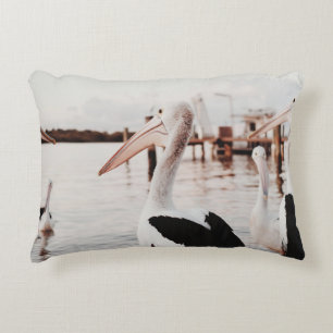 COUSSINS DÉCORATIFS PELICAN BLANC SUR LE CORPS D'EAU PENDANT LA JOURN