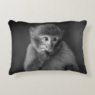 COUSSINS DÉCORATIFS PHOTOGRAPHIE DE SINGE NOIR À PEU PRÈS CONCENTRÉ