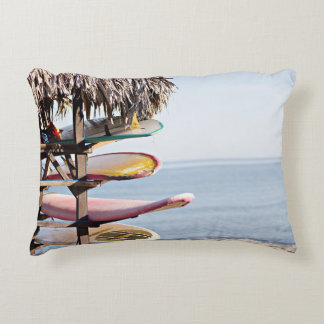 Coussins Décoratifs Planche de surf rouge et blanche en rack en bois m