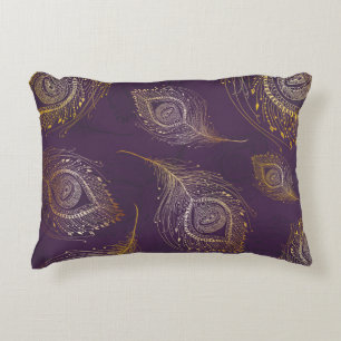 Coussins Décoratifs Plumes de paon or, arrière - plan violet.