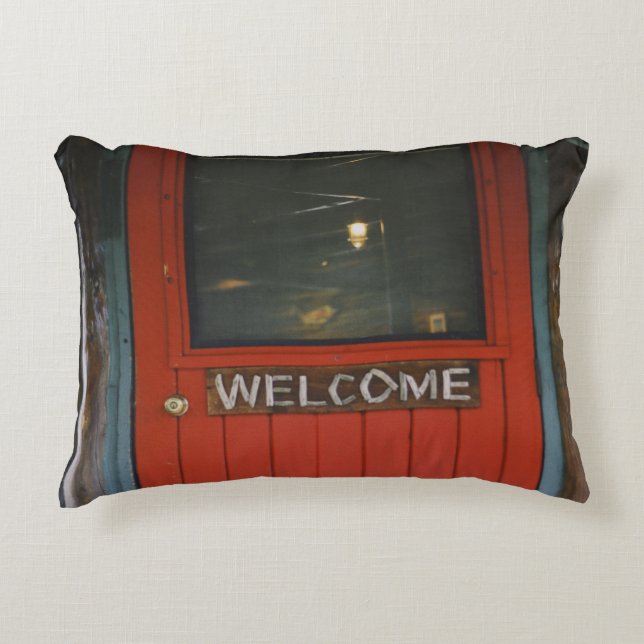 COUSSINS DÉCORATIFS PORTE FERMÉE EN BOIS ROUGE (Devant)