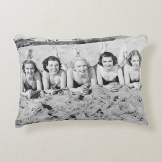 Coussins Décoratifs Portrait of five young women lying on the beach an