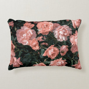 Coussins Décoratifs Roses rose pastel poussant dans le jardin en li do