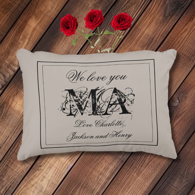 Coussins Décoratifs Rustique 'We Love You MA' Nom de famille personnal (Rustic 'We Love You MA' Custom Family Names, Black and Soft Gray Accent Pillow.)