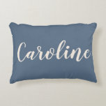 Coussins Décoratifs Script minimaliste personnalisé bleu poussiéreux<br><div class="desc">Ajoutez une touche personnelle à votre espace avec cet élégant coussin personnalisé. Avec son fond bleu doux et sa typographie script stylée, ce coussin est parfait pour les chambres, les salons, les dortoirs ou les nurseries. Un cadeau attentionné et unique pour les anniversaires, les pendaisons de crémaillère ou les occasions...</div>