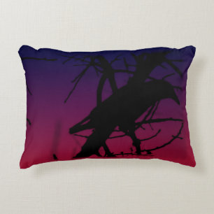 Coussins Décoratifs Silhouette de corbeau sur minuit pourpre