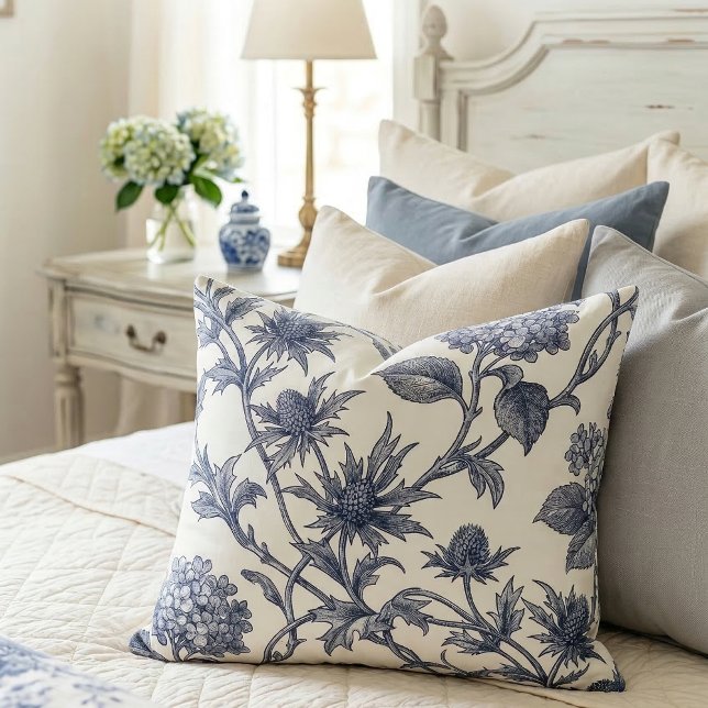 Coussins Décoratifs Toile Botanique | Hydrangea & Holly de Mer (Lifestyle Shot)