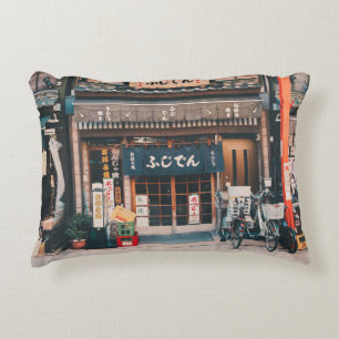 COUSSINS DÉCORATIFS TROIS BICYCLETTES PARKÉES DEVANT L'ÉDIFICE