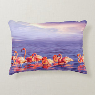 Coussins Décoratifs Un troupeau de beaux flamants roses contre un purp