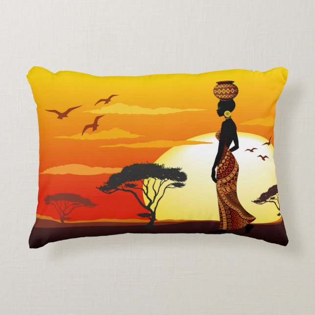 Coussins Décoratifs Une belle femme africaine Silhouette sur les solei (Devant)
