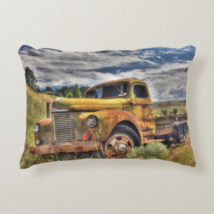 Coussins Décoratifs Vieux camion abandonné dans un champ