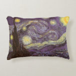 Coussins Décoratifs Vincent van Gogh - Nuit étoilée<br><div class="desc">Starry Night (1889) de Vincent van Gogh est un post impressionnisme vintage de peinture de paysage d'art. Vue sur une ville dans une vallée la nuit avec les nuages tourbillonnants, les étoiles brillant et une belle lune jaune dorée croissant. Il a été peint pendant la journée de mémoire et est...</div>