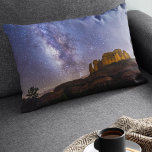 Coussins Décoratifs Voie Lactée Galaxie sur le Rocher de la Cathédrale<br><div class="desc">Cette belle image de l'espace aérien de nuit a été capturée dans le ciel sombre de Sedona, en Arizona en 2017. La photo montre la galaxie de la Voie Lactée sur Cathedral Rock, à Sedona, Arizona, États-Unis. Le texte descriptif au verso peut être modifié ou supprimé, selon votre préférence. Ce...</div>