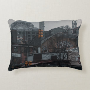 COUSSINS DÉCORATIFS VOITURES DISPOSÉES PRÈS DU BÂTIMENT