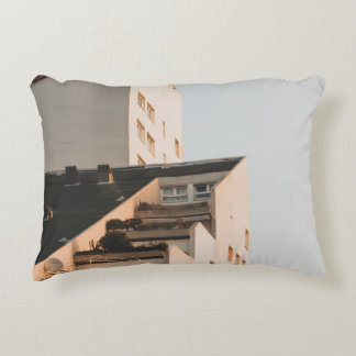 COUSSINS DÉCORATIFS WHITE CONCRETE BUILDING