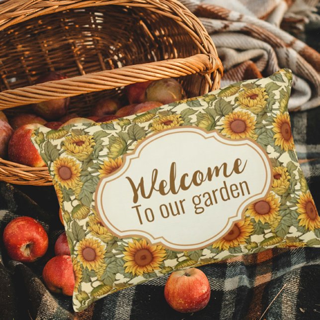 Coussins Décoratifs William Morris Patio de tournesol d'automne person (The garden is beautiful in the fall!)