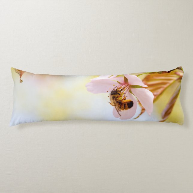 Coussins Longs Abeille Sur Une Fleur De Cerise (Devant)