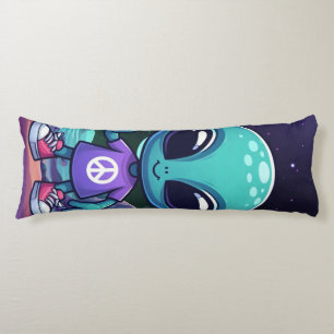 Coussins Longs Alien de paix mignon et vaisseau spatial