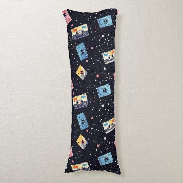 Coussins Longs Bandes de cassettes rétro dans l'espace cosmique (Devant (Vertical))