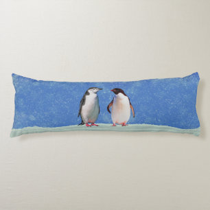 Coussins Longs Beau Couple de Manchots sur Fond Bleu Ciel