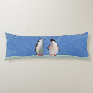 Coussins Longs Beau couple de pingouins sur Sky Blue