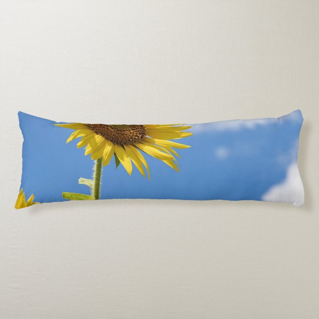 Coussins Longs beautiful sun flowers with cloudy blue sky (Devant)