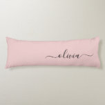Coussins Longs Blush Dusty rose moderne Script Girl Monogramme No<br><div class="desc">Blush Dusty Rose Simple Script Monogramme Nom Oreiller Corps. La coussin fait le cadeau parfait pour 16 ans,  mariage,  douche nuptiale,  baby shower ou bachelorette pour quelqu'un décorant sa chambre en or rose.</div>