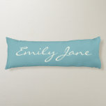 Coussins Longs Calligraphie moderne minimaliste Nom bleu Turquois<br><div class="desc">Ce coussin de corps personnalisé présente votre nom dans une belle écriture manuscrite en lettrage sur un arrière - plan bleu turquoise élégant. Super idée cadeau.</div>