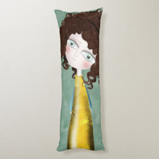 Coussins Longs Cheveux bruns Yeux verts Robe vintage jaune