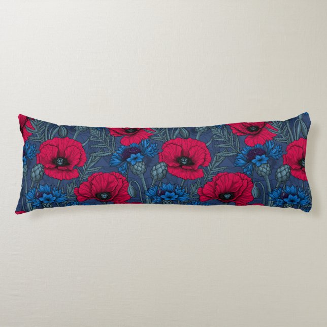 Coussins Longs Coquelicots rouges et fleurs bleues sur bleu (Devant)