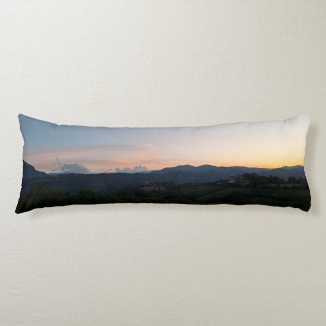Coussins Longs Coucher de soleil sur les Carpates – Photographie  (Devant)