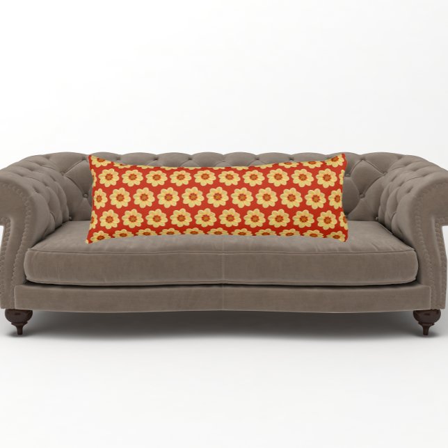 Coussins Longs Dahlia jaune motif floral sur rouge (In Situ)