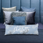 Coussins Longs Écriture de nom botanique du feuillage argenté ble<br><div class="desc">Arrière - plan de couleur bleu clair décoré de faux feuillage argenté. Personnalisez et ajoutez votre nom. Grand script blanc en lettres de style.</div>